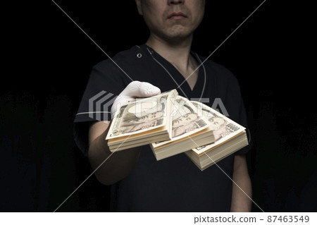 拿著一沓賬單的男醫生 拿著一沓賬單的男醫生 87463549
