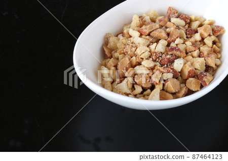 Crushed mixed nuts 87464123