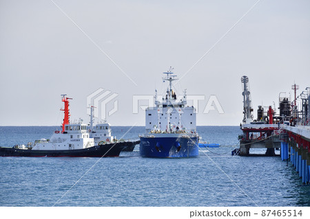 Photographed the scenery of a cargo ship berthing at the pier at the unloading pier of the Chinai power plant in Shiriuchi-cho, Hokkaido in early spring. 87465514