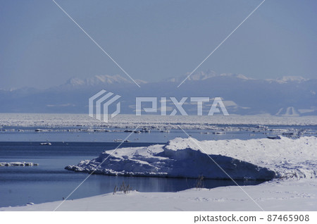 鄂霍次克海和從海岸飄來浮冰的知床山脈 鄂霍次克海和從海岸飄來浮冰的知床山脈 87465908