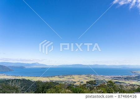 滋賀縣高島市 秋天從函館山頂看漂浮在琵琶湖上的琵琶湖築部島 滋賀縣高島市 秋天從函館山頂看漂浮在琵琶湖上的琵琶湖築部島 87466416