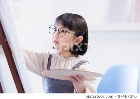 在校園裡畫畫的女孩 87467070