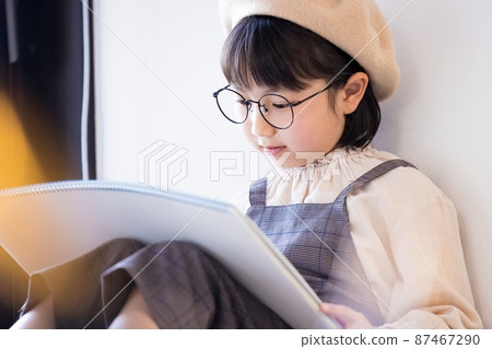 畫在寫生簿的女孩一張照片 87467290
