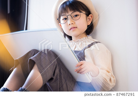 畫在寫生簿的女孩一張照片 畫在寫生簿的女孩一張照片 87467291