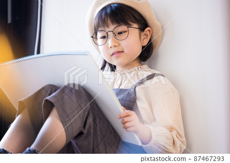 畫在寫生簿的女孩一張照片 畫在寫生簿的女孩一張照片 87467293