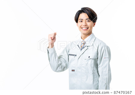 白背景年輕男工程師 87470167