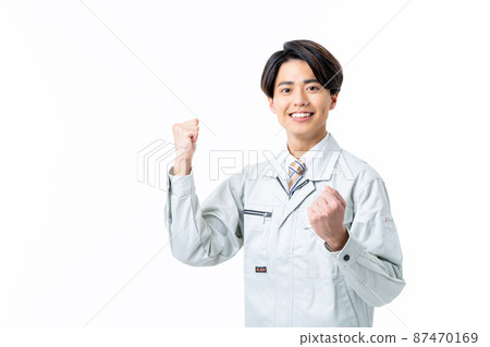 白背景年輕男工程師 白背景年輕男工程師 87470169