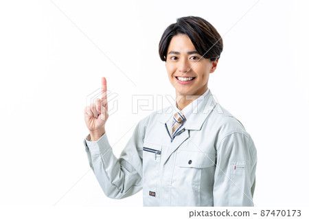 白背景年輕男工程師 87470173