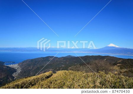 Mt. Fuji and Suruga Bay seen from Mt. Daruma (Izu City, Shizuoka Prefecture) 87470430