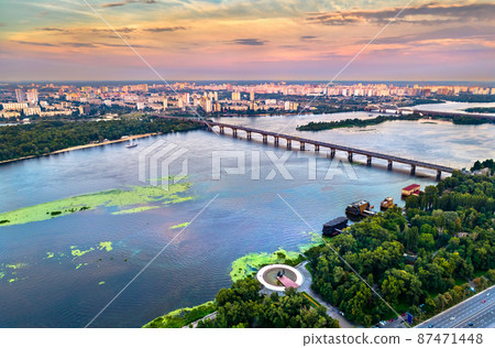The Paton bridge in Kyiv, Ukraine 87471448