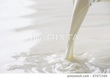 Pour the freshly harvested milk, milk 87471564