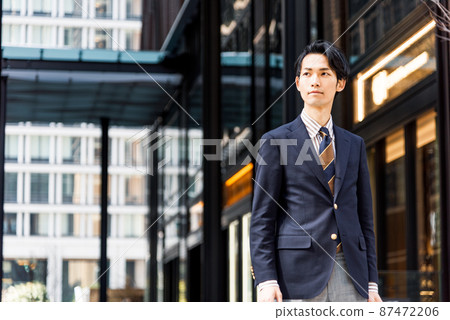 走在辦公室鎮的商人 走在辦公室鎮的商人 87472206