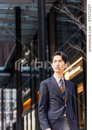 走在辦公室鎮的商人 走在辦公室鎮的商人 87472207