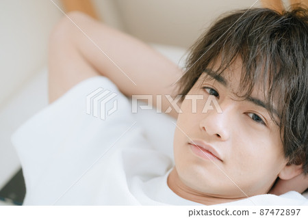 一個年輕人起床睡覺 87472897