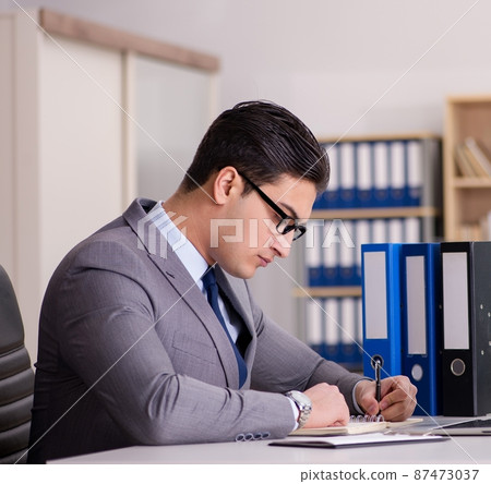 Businessman working in the office 87473037