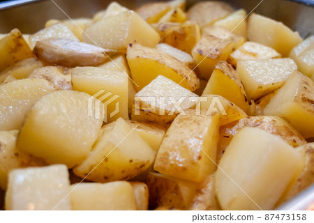 炒土豆和大蒜在蝙蝠中切成丁 87473158