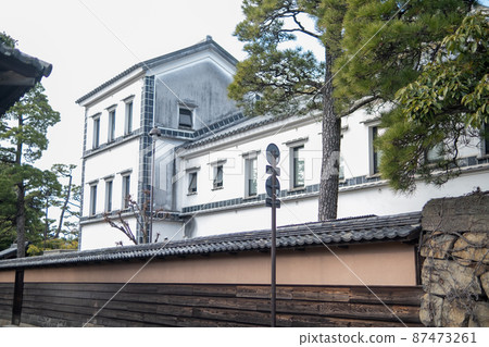 Impressive white building 87473261