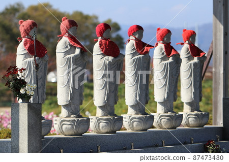 墓地和鮮花中的六地藏 87473480