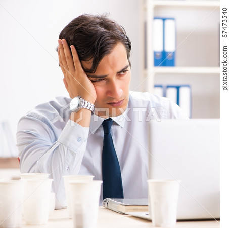 The young employee addicted to coffee 87473540