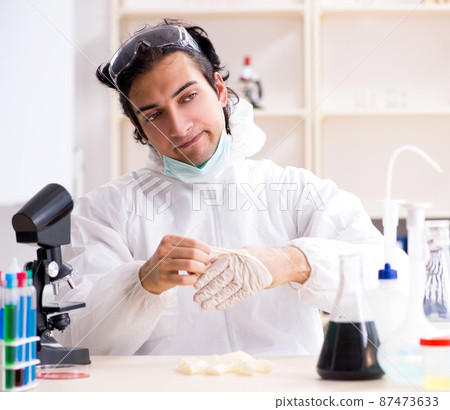 The young handsome chemist working in the lab 87473633