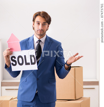 The young handsome realtor selling flat 87473781