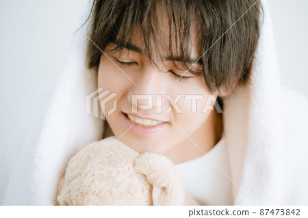 毛絨玩具和年輕人 87473842