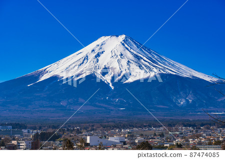 富士吉田的富士山冬季景觀 富士吉田的富士山冬季景觀 87474085