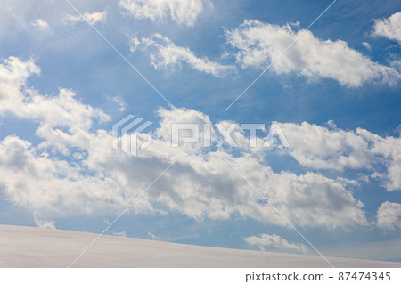 [北海道美瑛町] 雪原、藍天、積雲 87474345