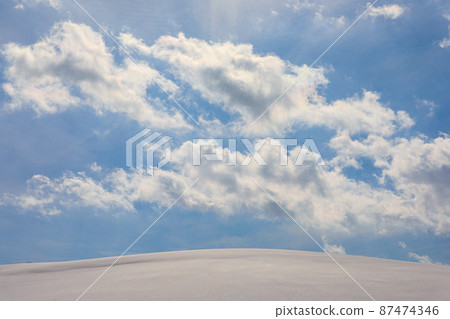 [北海道美瑛町] 雪原、藍天、積雲 87474346
