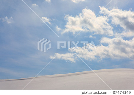 [Biei-cho, Hokkaido] Snowfield, blue sky and cumulus 87474349