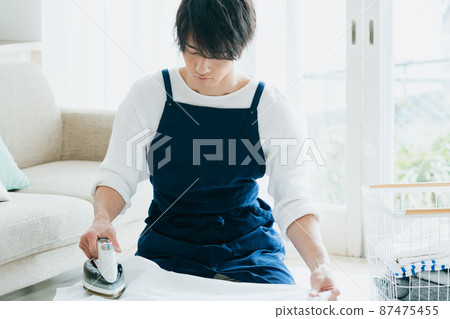 熨燙的年輕人 87475455