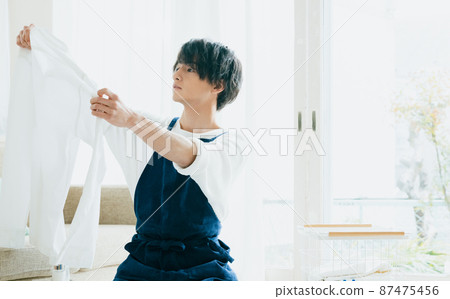 熨燙的年輕人 87475456