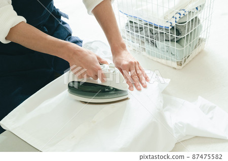 熨燙的年輕人 87475582