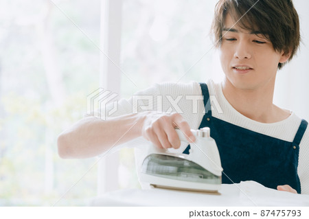 熨燙的年輕人 87475793