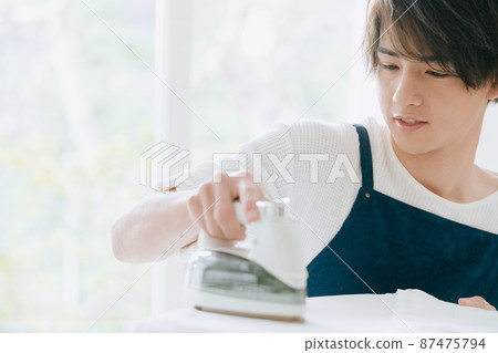 熨燙的年輕人 87475794