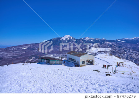 冬季從長野縣久留山山頂眺望久留山展望台纜車三長站和北八岳 冬季從長野縣久留山山頂眺望久留山展望台纜車三長站和北八岳 87476279