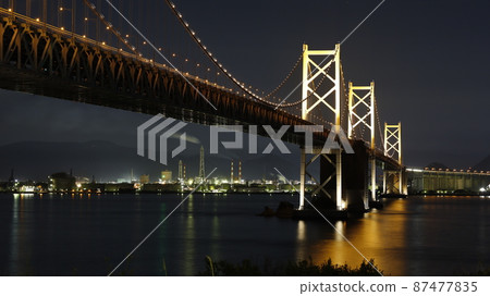 拍攝於香川縣坂出市吉島停車場燈火通明的瀨戶大橋和工廠夜景。 87477835