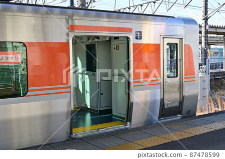 Waiting 315 series train 87478599