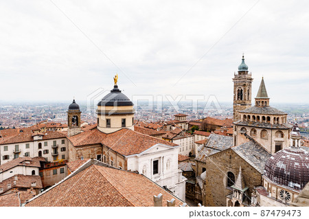 View of the Cathedral of St. Alexander of Bergamo and the Basilica of Santa Maria Maggiore. Bergamo View of the Cathedral of St. Alexander of Bergamo and the Basilica of Santa Maria Maggiore. Bergamo 87479473