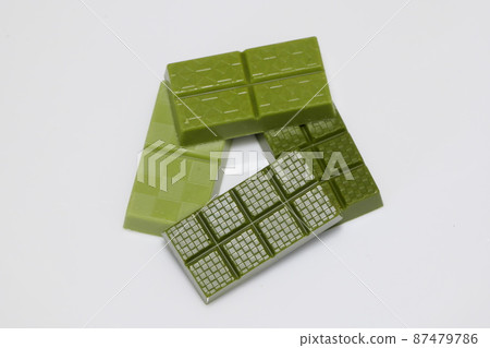 Matcha-flavored chocolate sweets 87479786