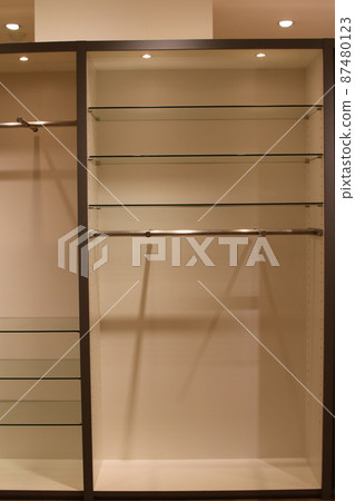 沒有展示的空衣架家具 沒有展示的空衣架家具 87480123