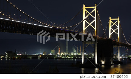 拍攝於香川縣坂出市吉島停車場燈火通明的瀨戶大橋和工廠夜景。 87480403