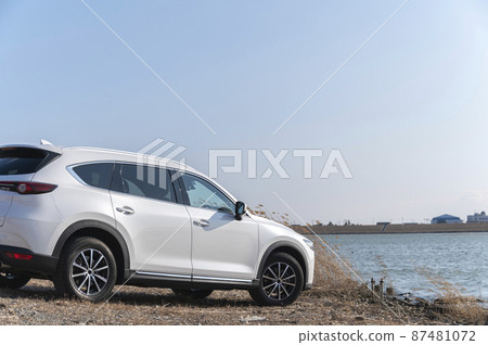 汽車和河流的水面 87481072