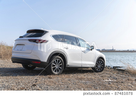 The water surface of the car and the river The water surface of the car and the river 87481078