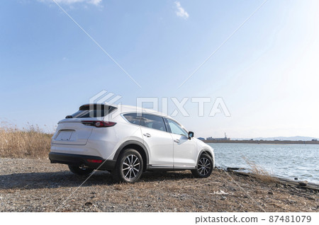 The water surface of the car and the river The water surface of the car and the river 87481079