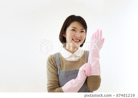 Woman wearing rubber gloves 87481219