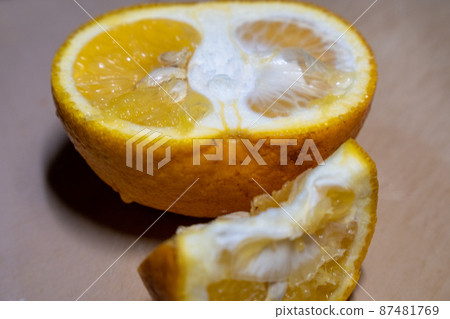 Amanatsu orange (orange) cut on a cutting board 2 Amanatsu orange (orange) cut on a cutting board 2 87481769