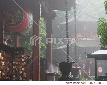 伊香保溫泉:雨霧中雄偉的水澤觀音正殿和六角殿 伊香保溫泉:雨霧中雄偉的水澤觀音正殿和六角殿 87481836