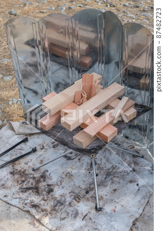 [Preparing for a bonfire in a well shape: reflector and bonfire sheet] 87482723