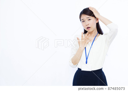 Business woman in her thirties holding her head Business woman in her thirties holding her head 87485073